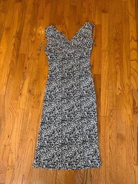 Black & White Swirl V-Neck Sleeveless Dress